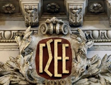 Η ΓΣΕΕ μοιράζει 3.000 γεύματα σε διασώστες και πυροσβέστες